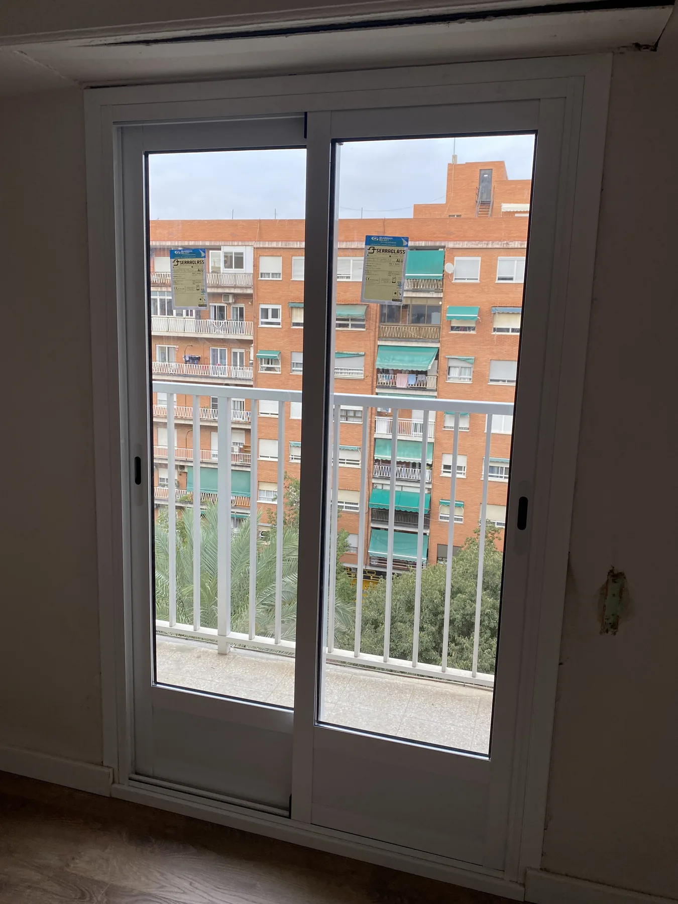 Balconera corredera de aluminio instalada por Persianas Palomo