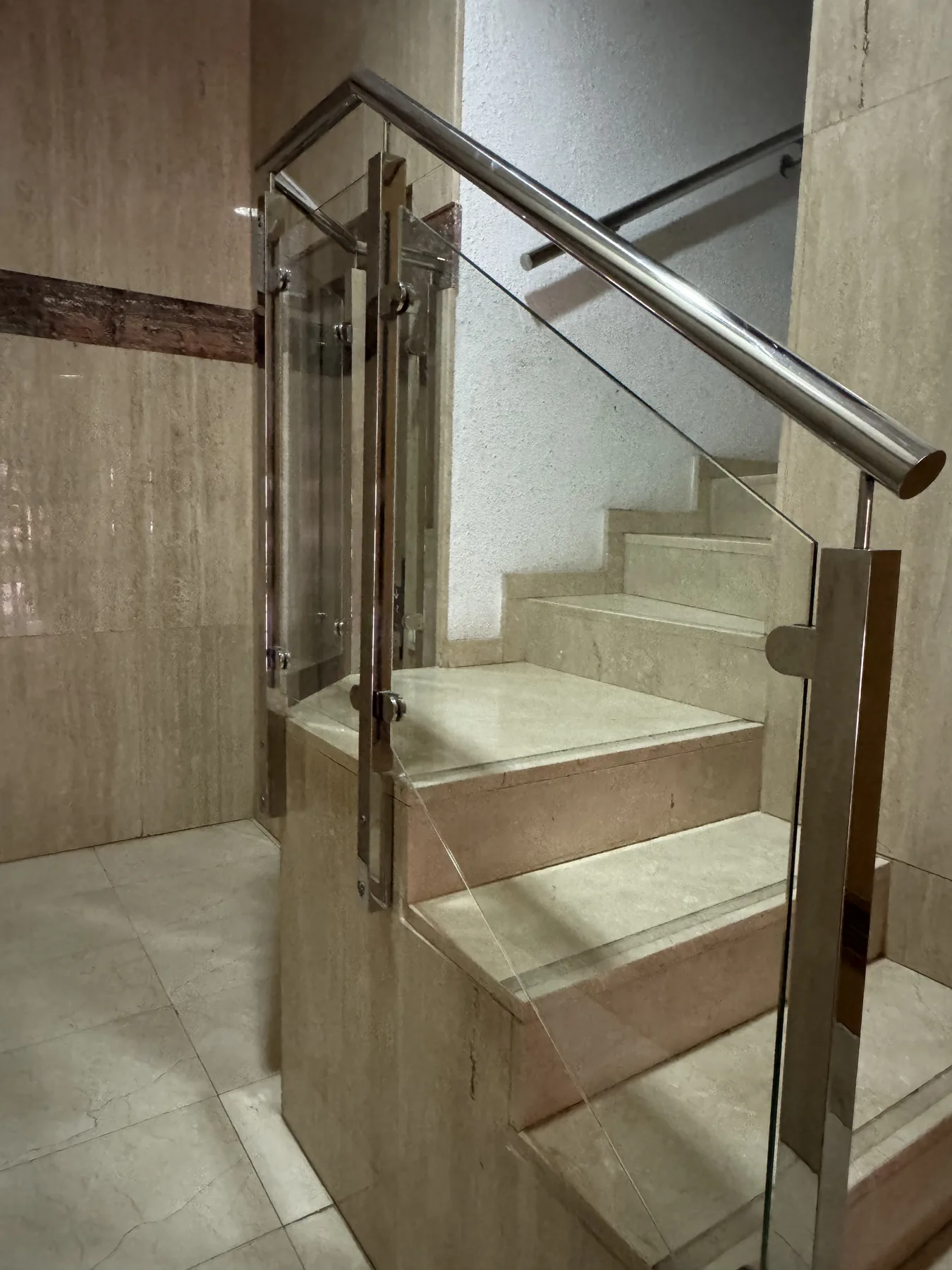 Barandilla de cristal en escalera instalada por Persianas Palomo