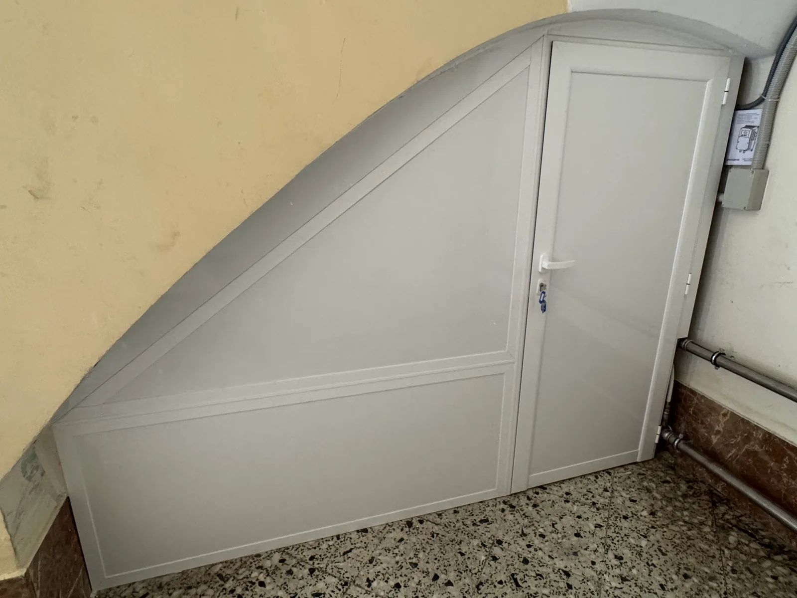 Cerramiento blanco bajo escalera instalado a medida