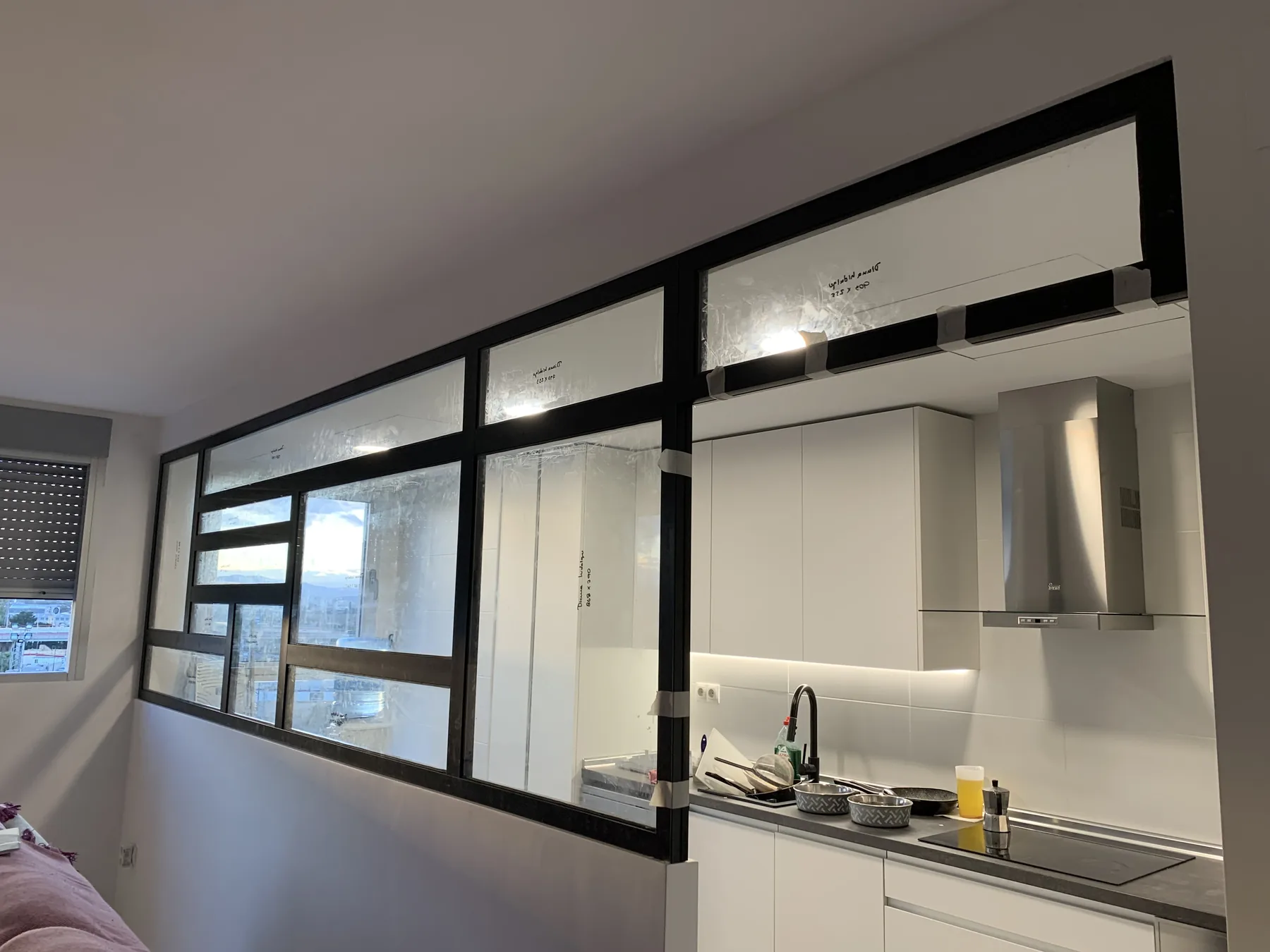 Cerramiento interior con perfiles de aluminio y cristal