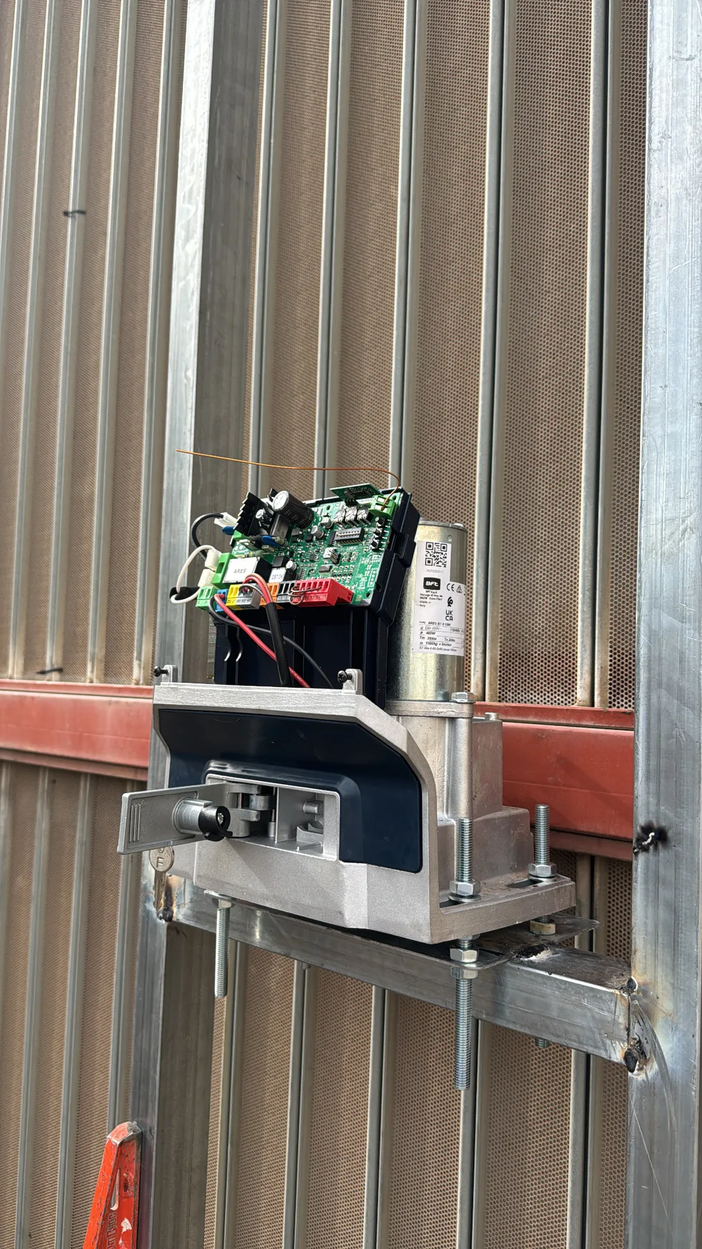 Motor instalado en un cierre metálico por Persianas Palomo