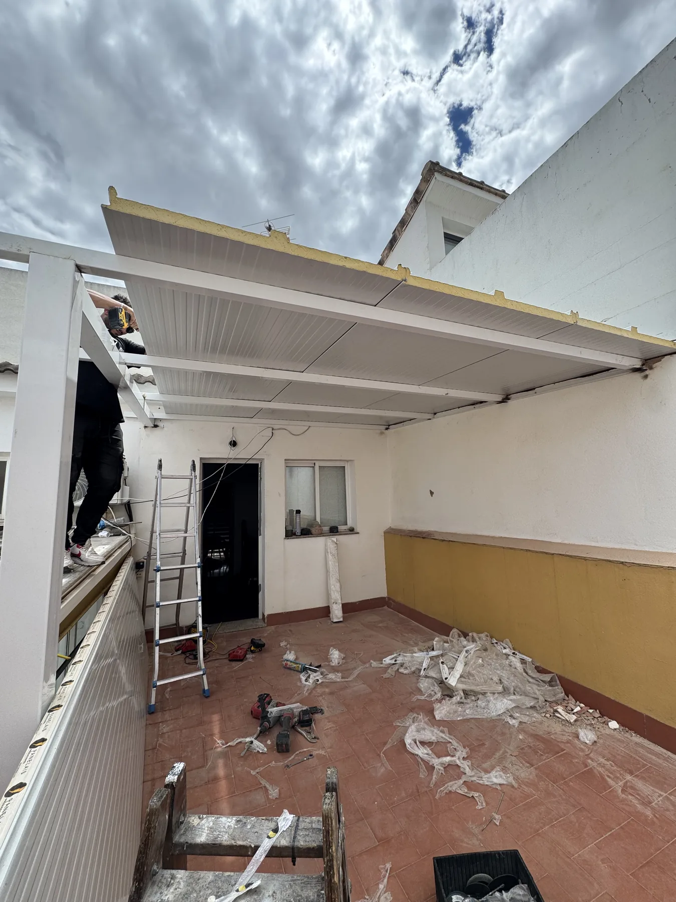 Instalación de un techo de panel sándwich parcialmente montado