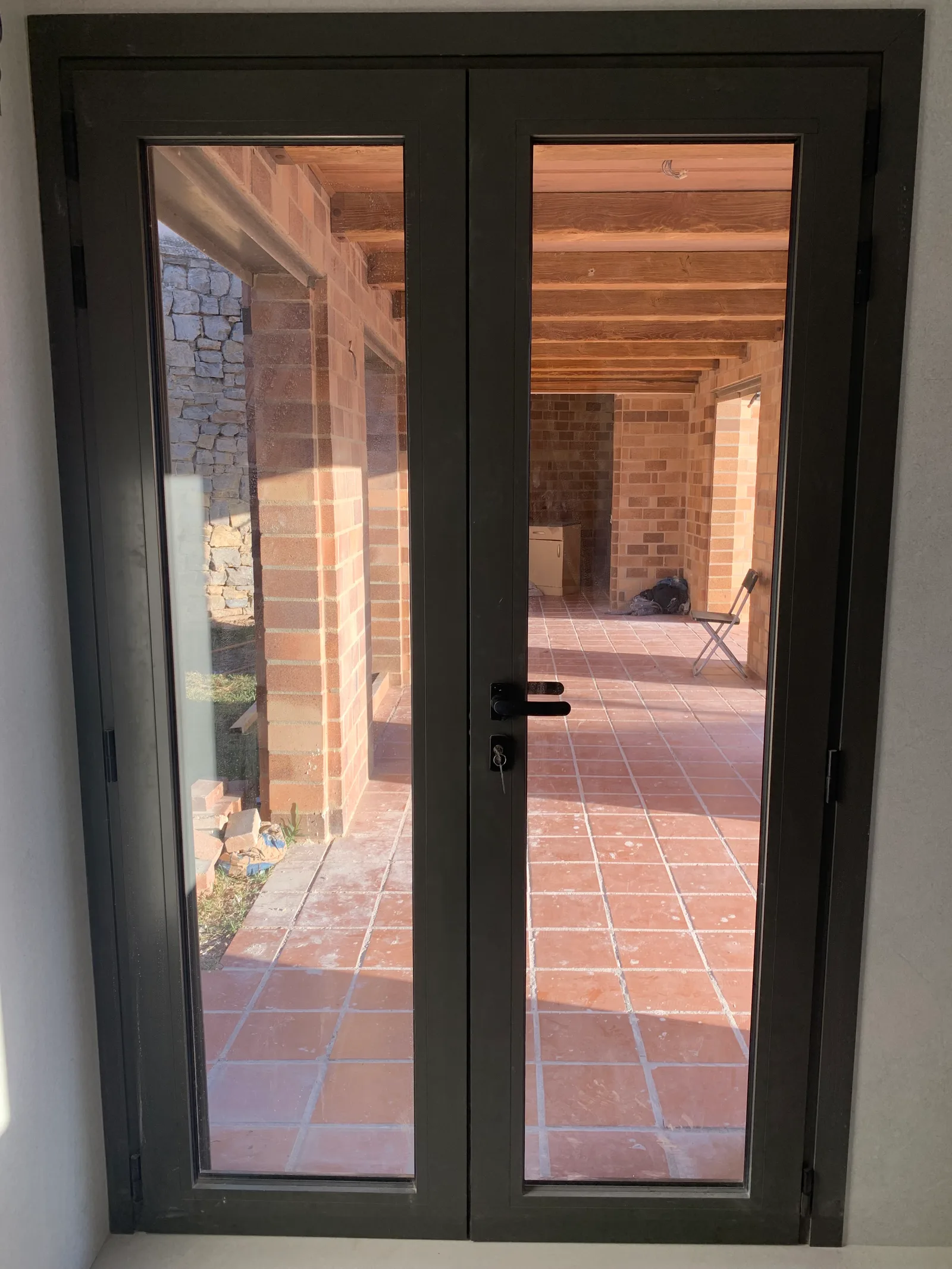 Puerta de paso de aluminio y cristal instalada
