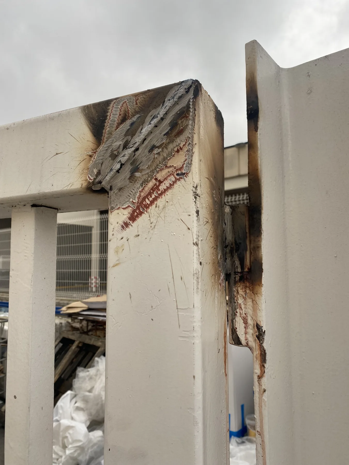 Bisagra reparada de una puerta abatible metálica