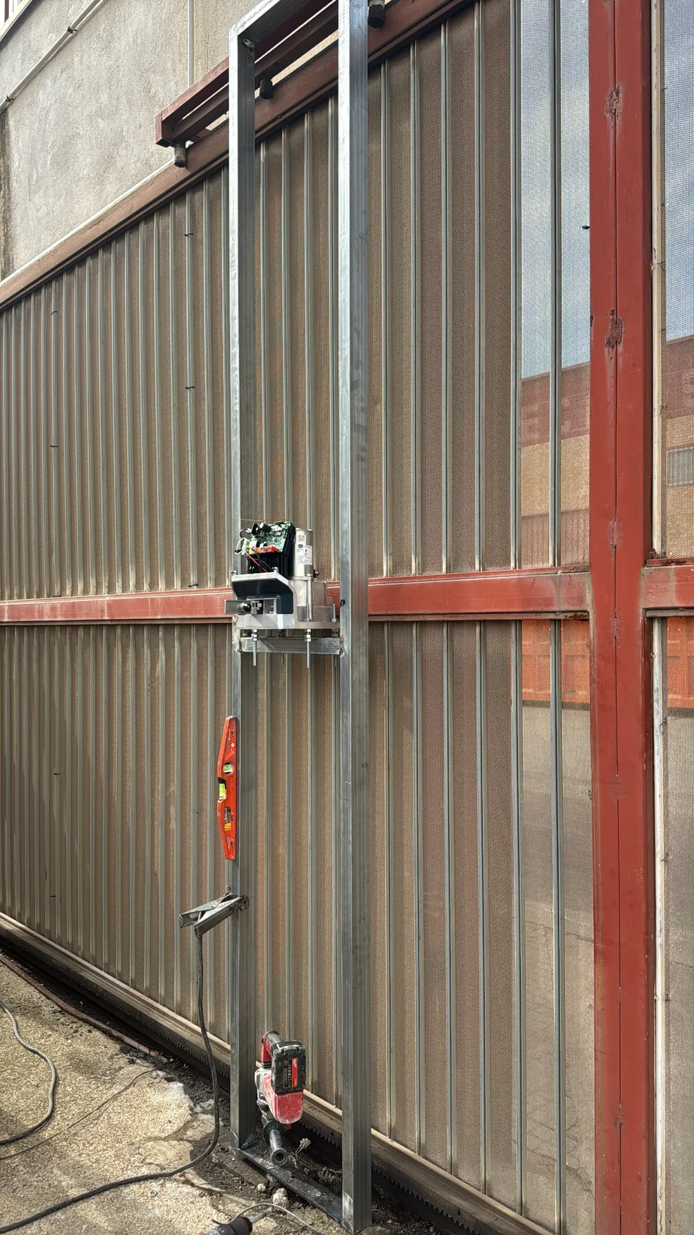 Puerta corredera con carril y automatismo durante una reparación