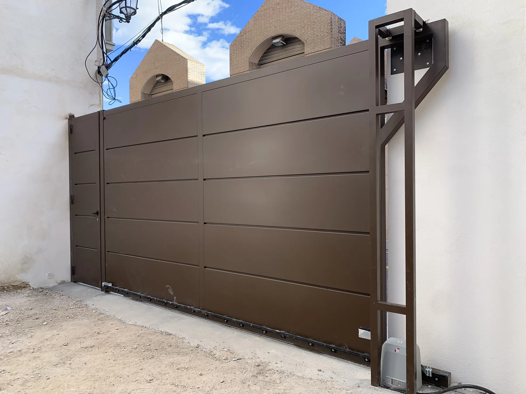 Puerta corredera marrón para vivienda