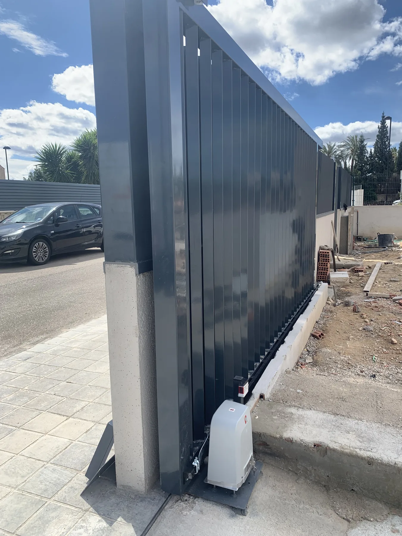 Puerta corredera con motor instalada por Persianas Palomo