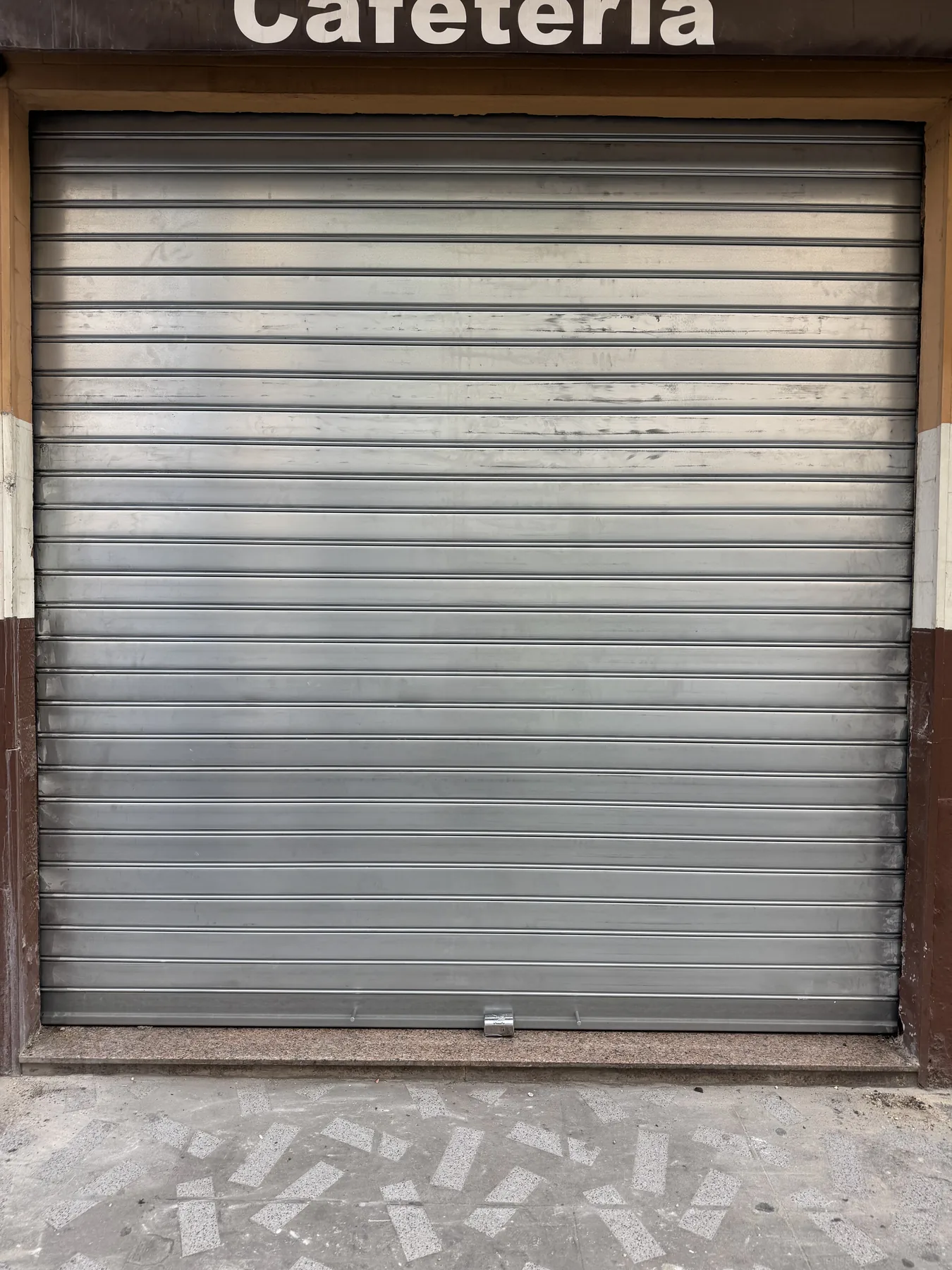 Puerta enrollable galvanizada instalada por Persianas Palomo