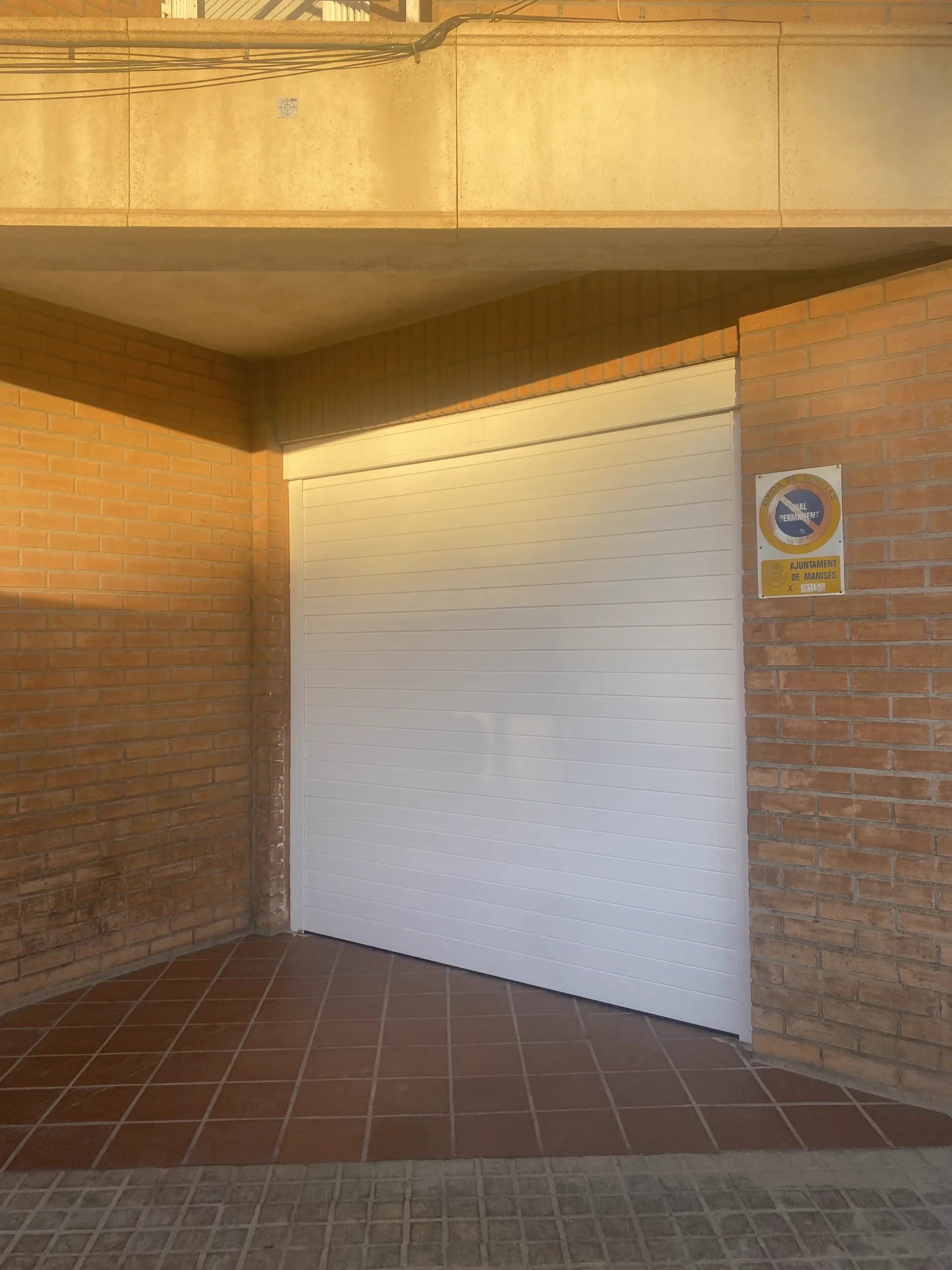 Puerta enrollable metálica blanca