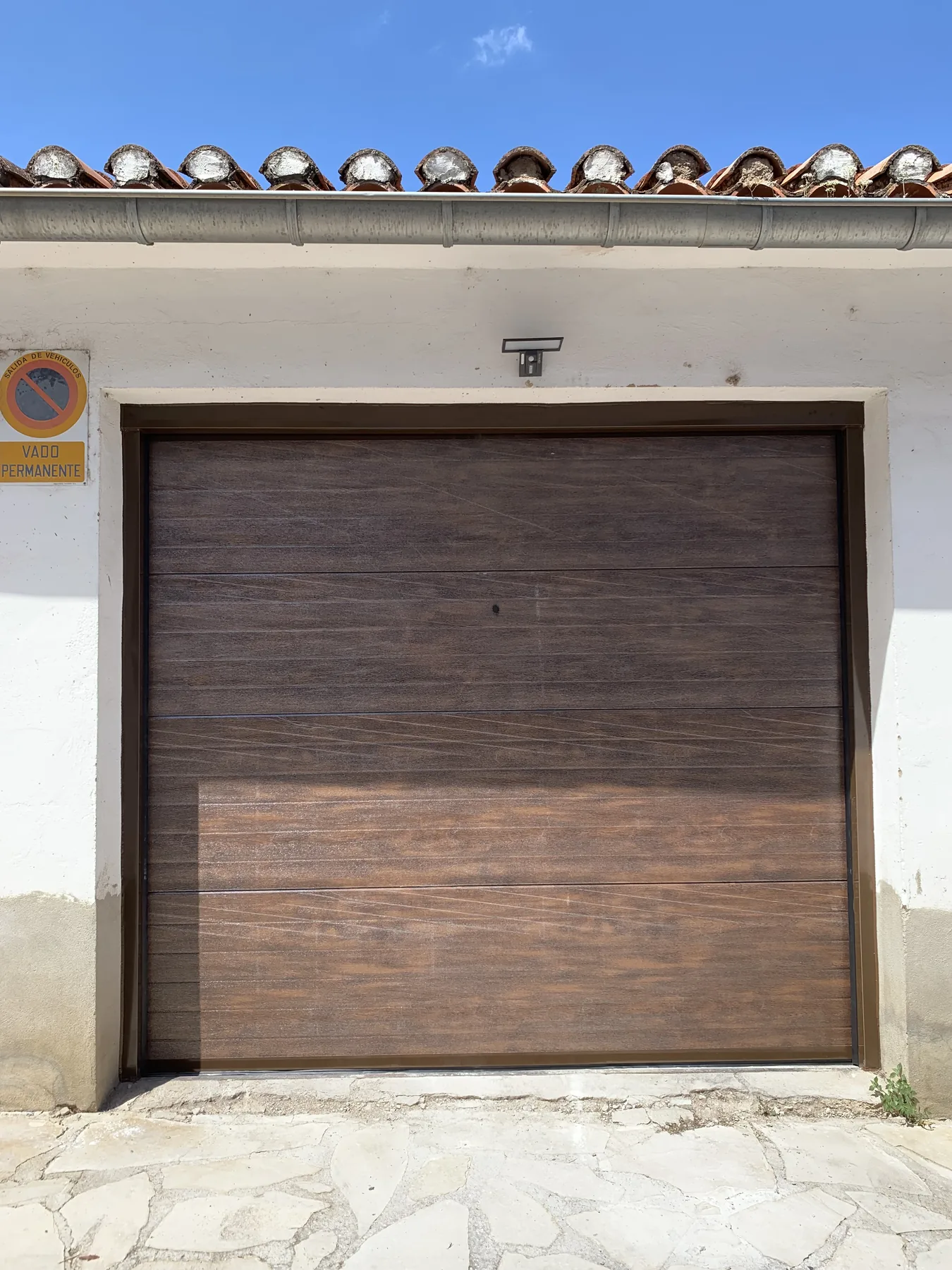 Puerta seccional marrón terminada para un garaje
