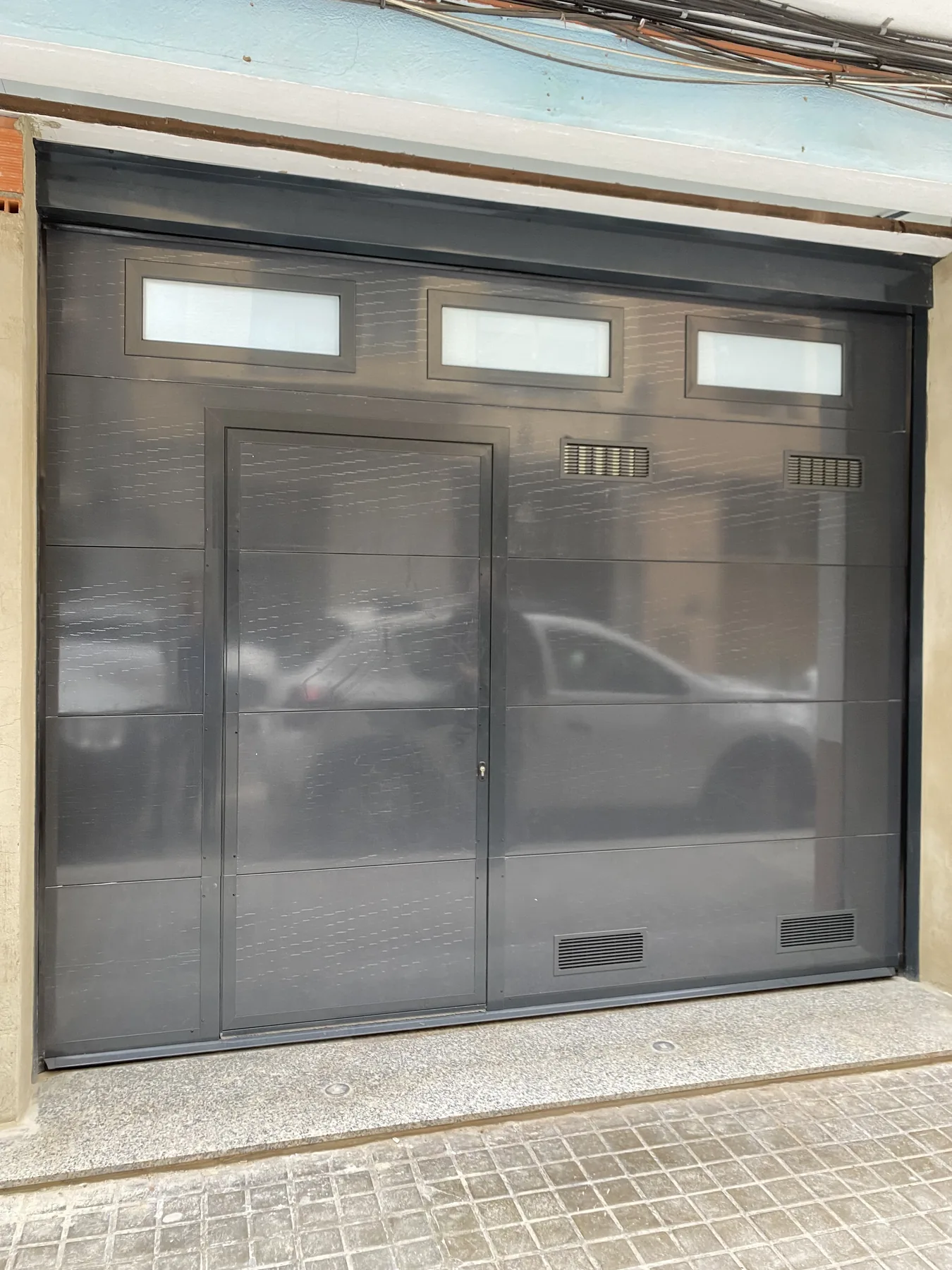 Puerta seccional terminada con puerta de paso
