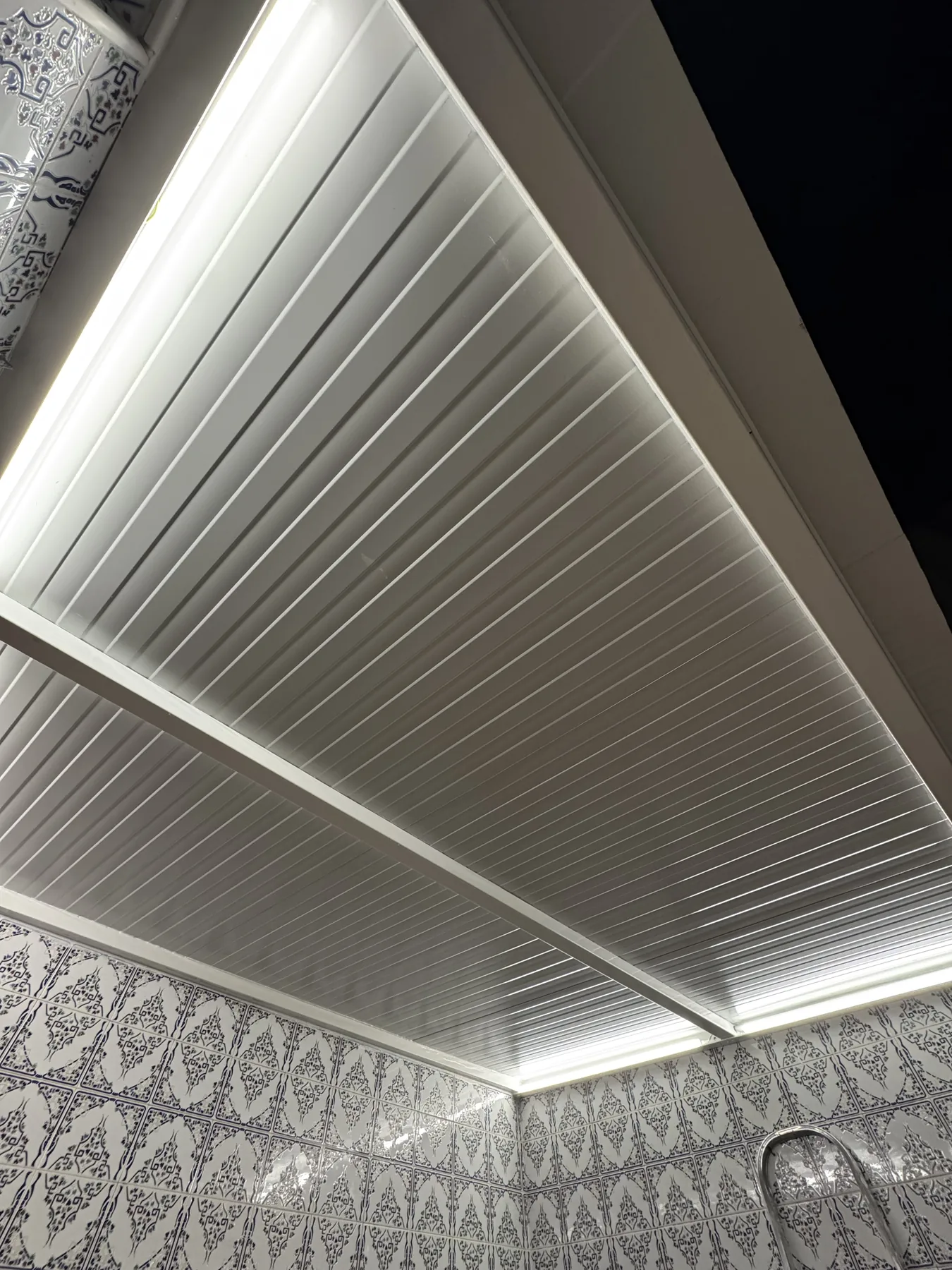 Acabado interior de un techo de panel sándwich realizado por Persianas Palomo