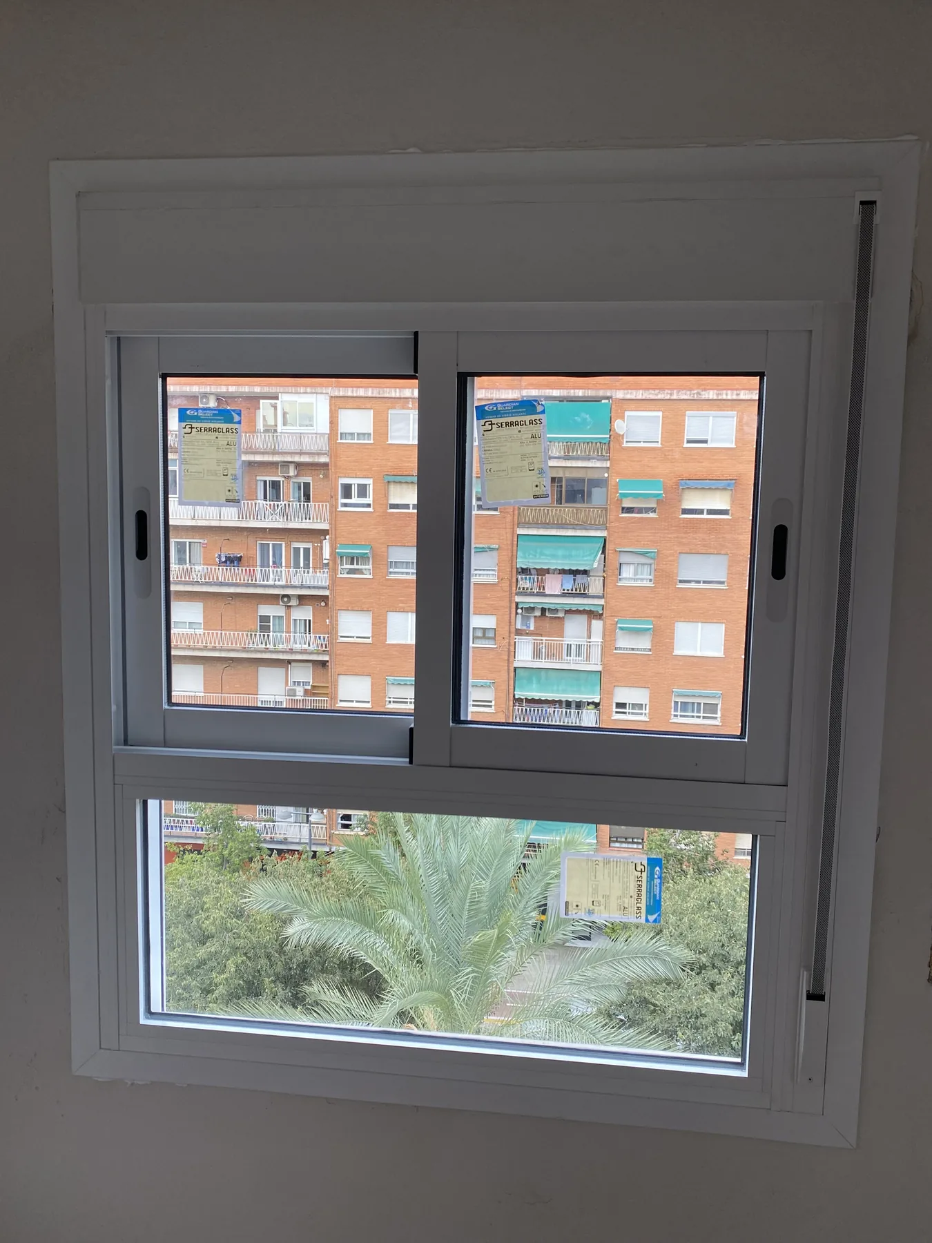 Ventana con persiana compacta instalada