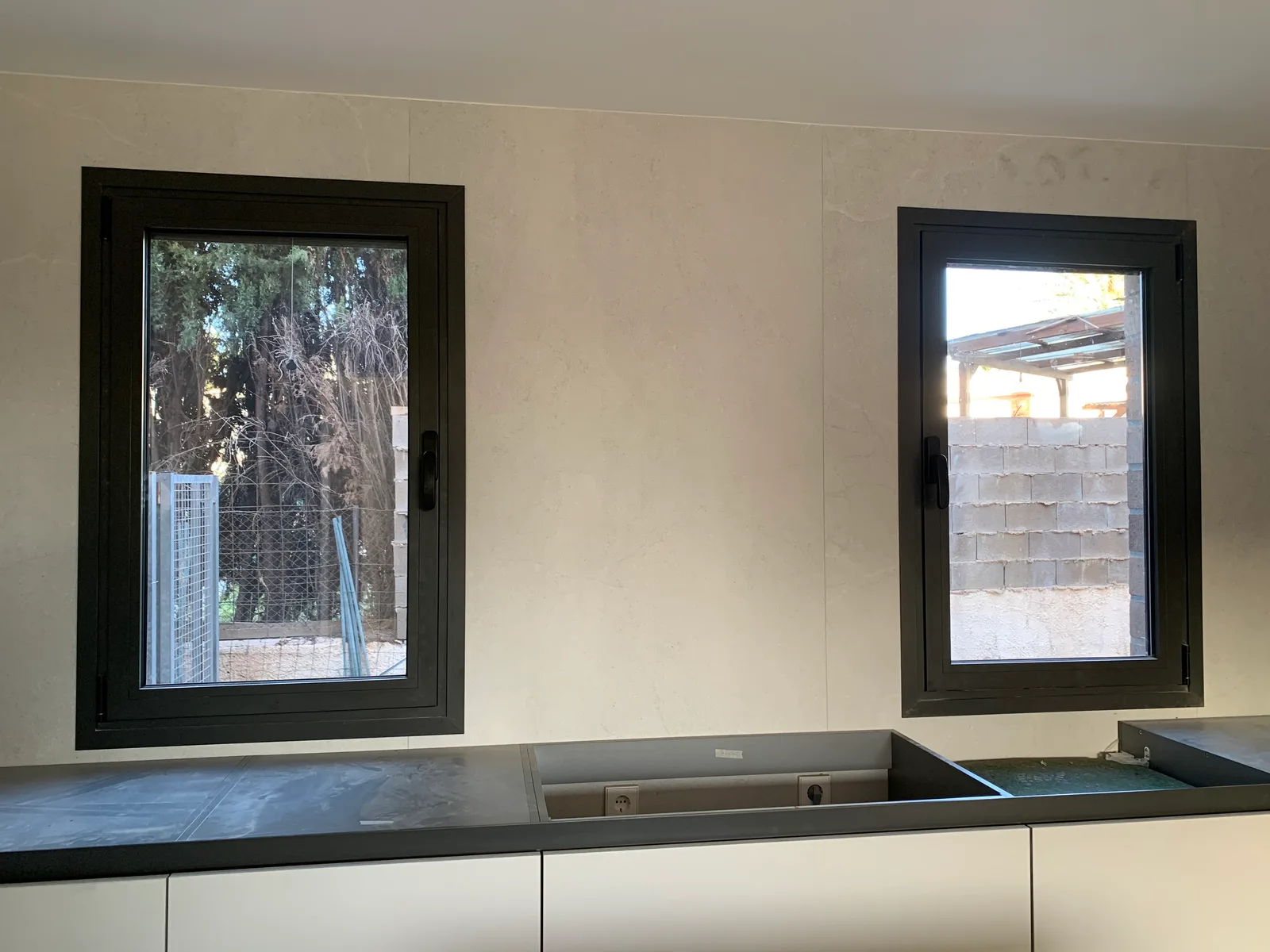 Ventanas negras de aluminio instaladas en una cocina